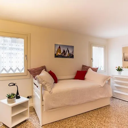 Cozy House-close To Biennale And St. Mark Square Сasa de vacaciones Venecia